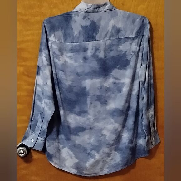 NWT Old Navy Blue Cloud Boyfriend Shirt Button Down Sz M Dressy Blouse - Picture 2 of 3